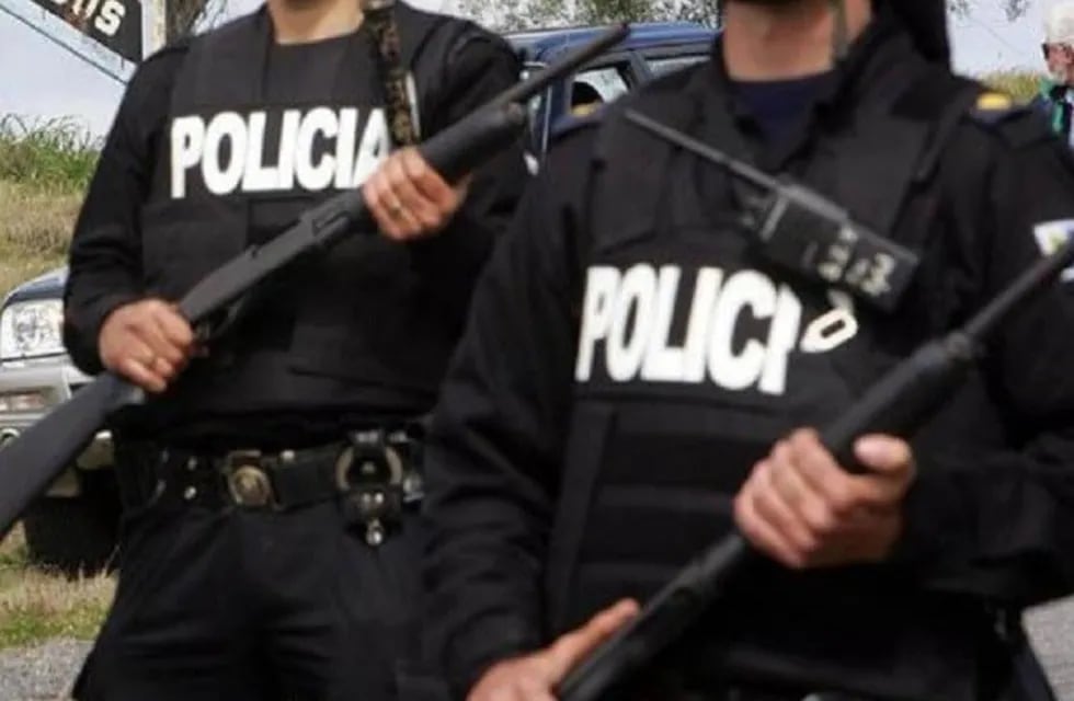 Un vecino llamó a la policía y llegó al lugar el móvil 3088, a cargo de los auxiliares Juan Muñoz (29) y Emanuel González (26) quienes efectuaron disparos al aire.