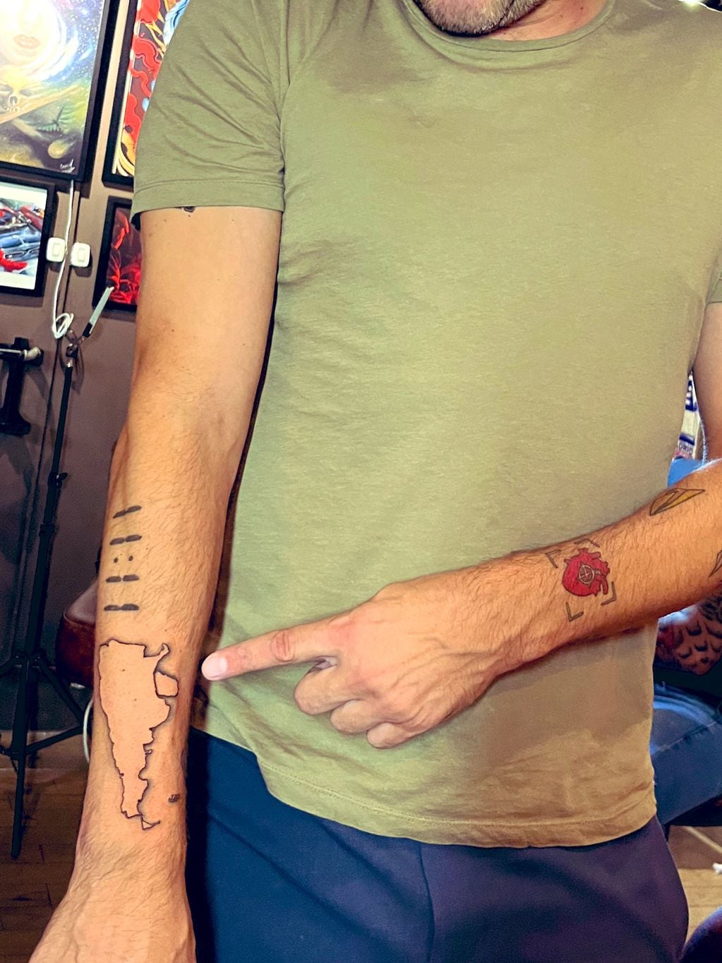 Por siempre en la piel: Emiliano Brancciari se tatuó a la Argentina y a Uruguay.
