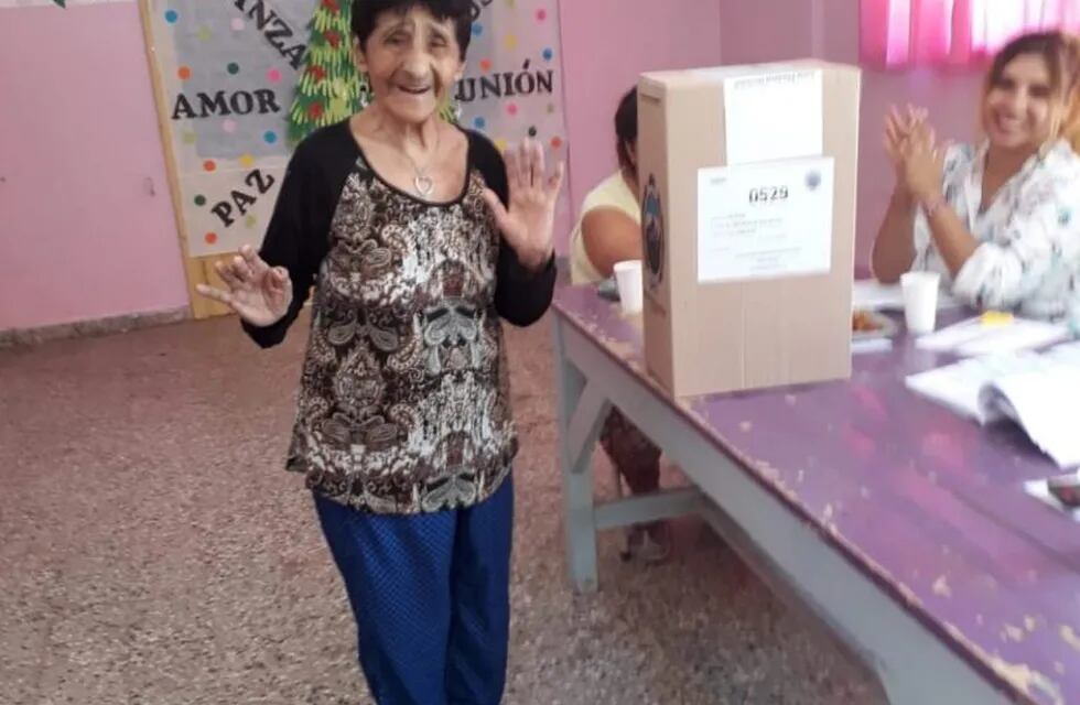 Inés Robles de Nacuzi con 99 años, fue a votar en el departamento San Blas de los Sauces.