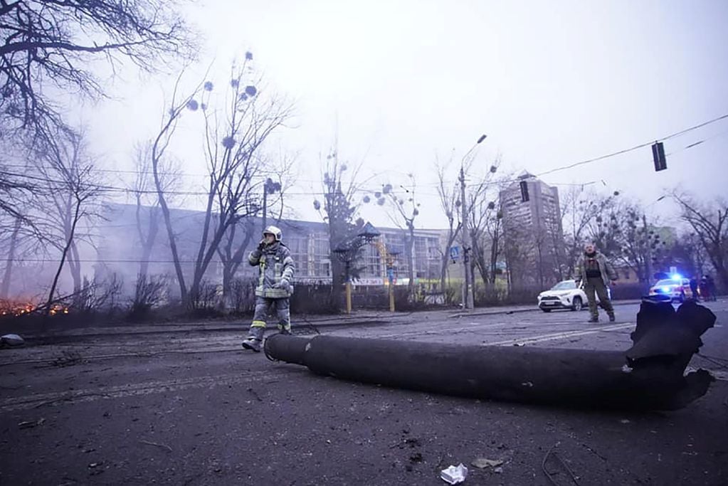 Personal de emergencia trabaja cerca de la torre de televisión de Kiev que fue atacada este martes. (Foto / Servicio Estatal de Emergencia de Ucrania)