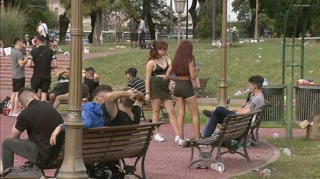 Una multitud de jóvenes y adolescentes se reunió en parques de la ciudad para recibir el 2021.