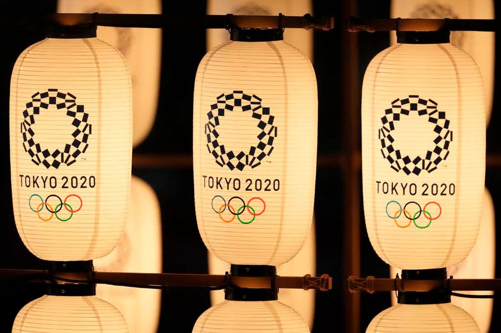 Linternas iluminadas con el logo de los JJ.OO durante la ceremonia de apertura en el Estadio Olímpico. (AP)