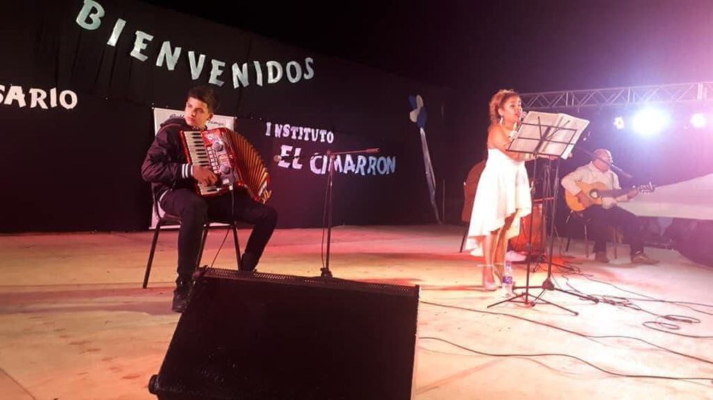 Danila Maldonado, cantante perecina de folklore y música litoraleña. (Facebook Eli Sandoval)
