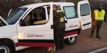 Gendarmería requisando movilidad de Salud Pública