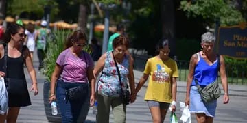 Intensa jornada de calor en el centro de la ciudad de Córdoba. (José Hernández / La Voz)