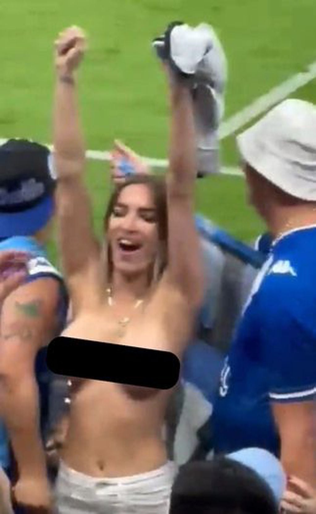La joven que hizo topless tras el gol de Gonzalo Montiel.