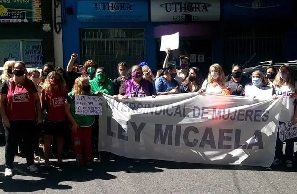 Mujeres sindicalistas se reunieron frente a la sede local para apoyar a Norma Mores, secretaria de Actas y Afiliaciones. (Sindicato de Trabajadores Cadetes y Mensajeros)