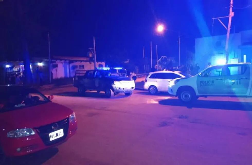 Policías frente a la vivienda donde se produjo el femicidio en las últimas horas de la noche de este viernes.