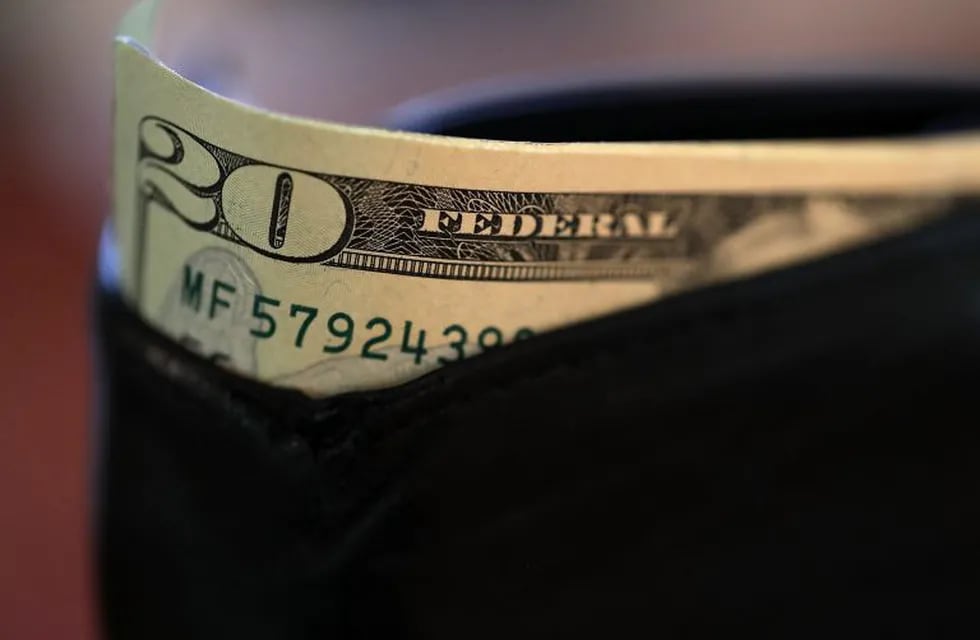 Se profundizó la baja del dólar y cerró la semana por debajo de los $38. Foto: AFP.
