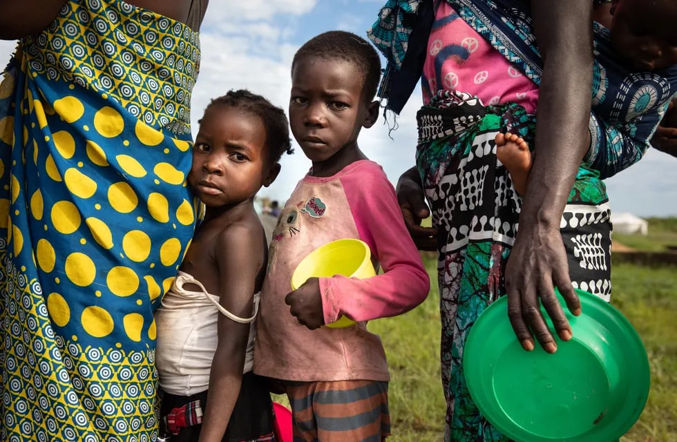 Sofala, Mozambique: niñas y niños esperan por alimentos, en un campamento de relocalización.