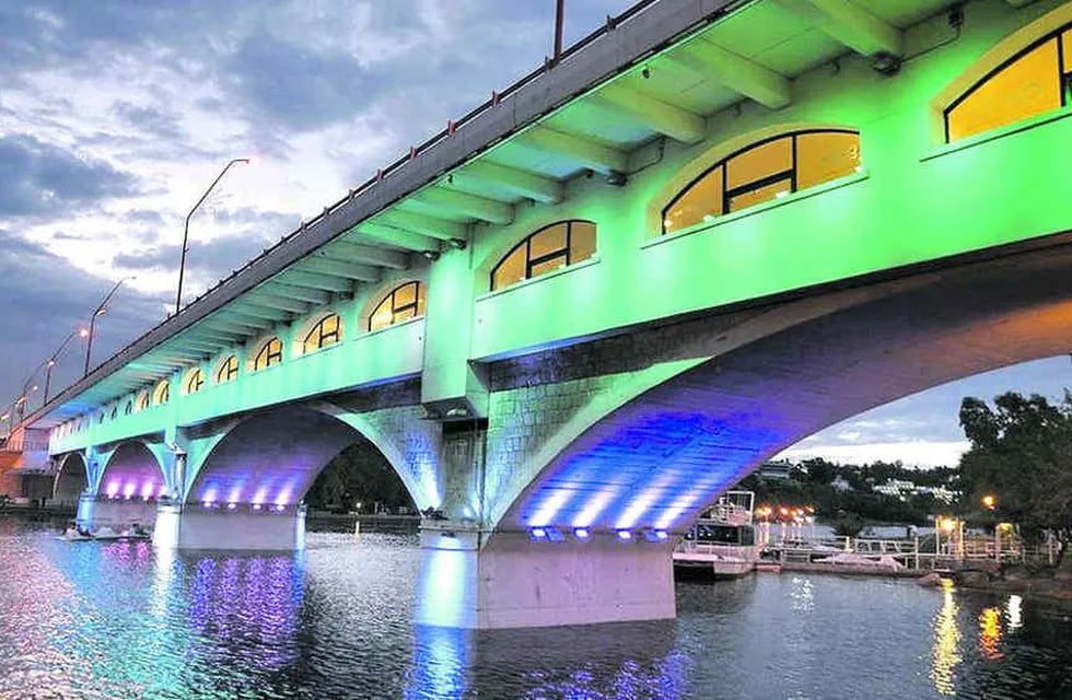 El remodelado puente Uruguay, uno de los íconos de Villa Carlos Paz que ahora luce a pleno.