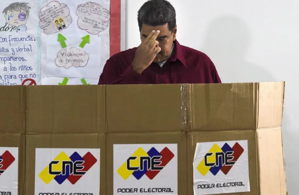 Maduro a punto de emitir su voto.