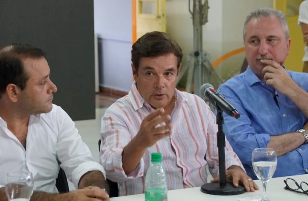 Carlos Rovira junto al goberndor Hugo Passalacqua, y al vice Oscar Herrera Ahuad, mandatario electo de Misiones. (MisionesOnline)