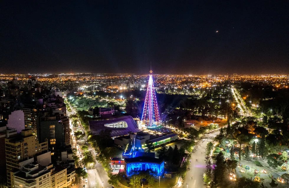 Así quedó iluminado el árbolito de Navidad del Faro del Bicentenario en Córdoba.