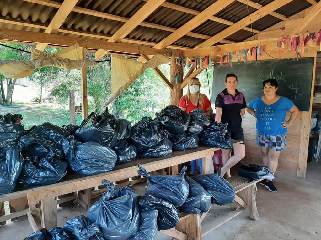 Hicieron entrega de mercadería e insumos a varios merenderos de Puerto Iguazú.