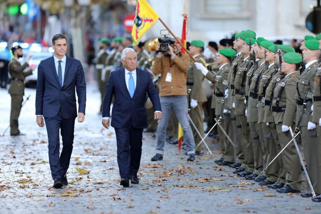 El primer ministro portugués, Antonio Costa (a la derecha) y el primer ministro español, Pedro Sánchez (izquierda) revisan a la guardia de honor durante la trigésima cumbre España-Portugal celebrada en el Palacio Real de Valladolid el 21 de noviembre de 2018. Crédito: CESAR MANSO / AFP.