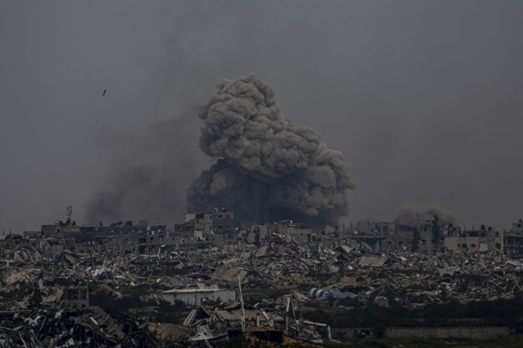 Humo y explosiones se alzan en la Franja de Gaza el domingo 17 de marzo de 2024, en una toma desde el sur de Israel.