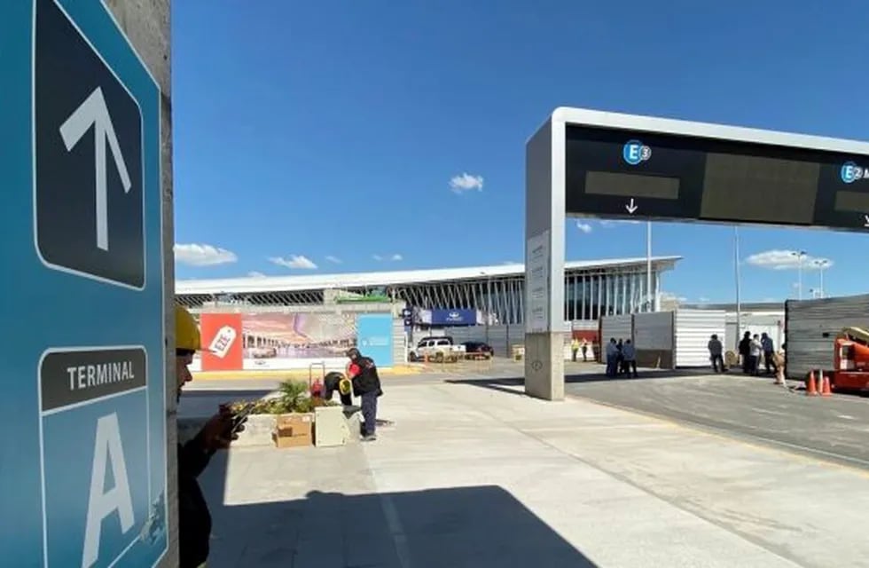 Habilitan en el aeropuerto de Ezeiza un espacio para estacionar gratis durante dos horas. (crédito: Juan Manuel Foglia).