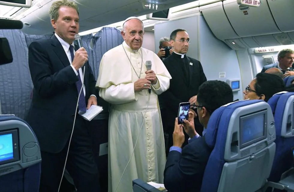 El papa Francisco hace una declaración a los periodistas a bordo del avión durante el vuelo de regreso a Italia.
