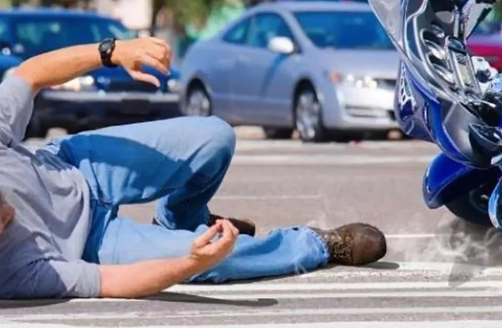 Motociclistas chocaron contra un auto y salieron volando.