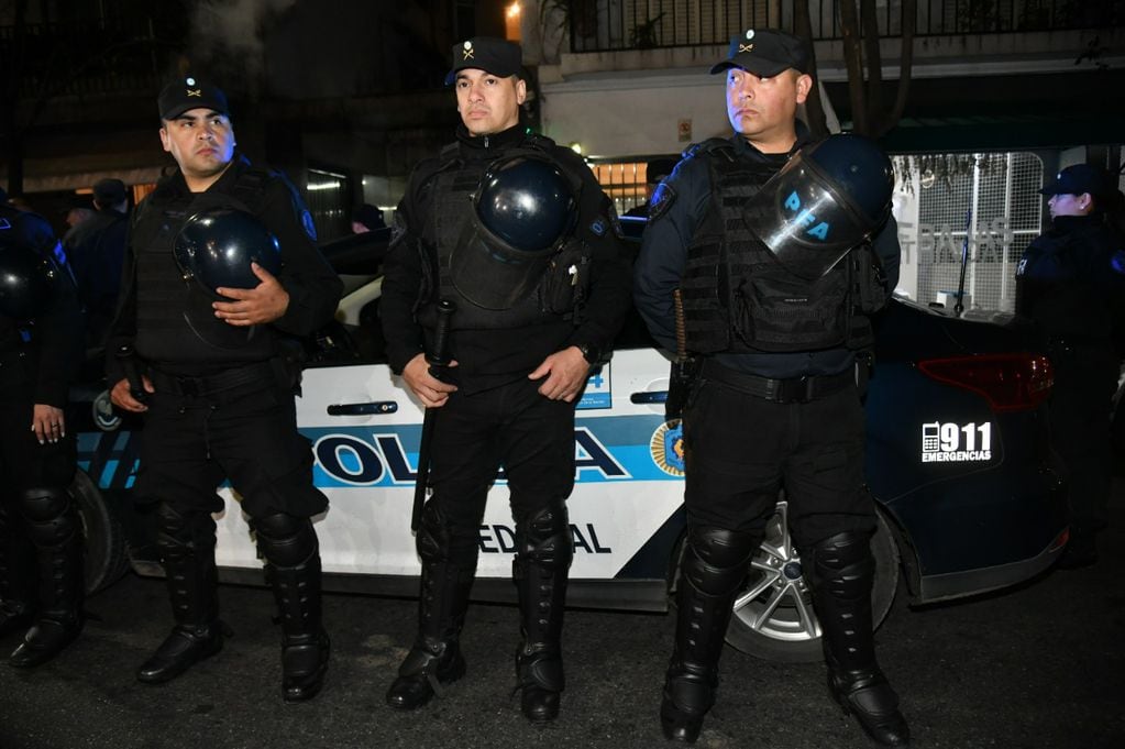 Operativo policial en las inmediaciones de la casa de Cristina Kirchner