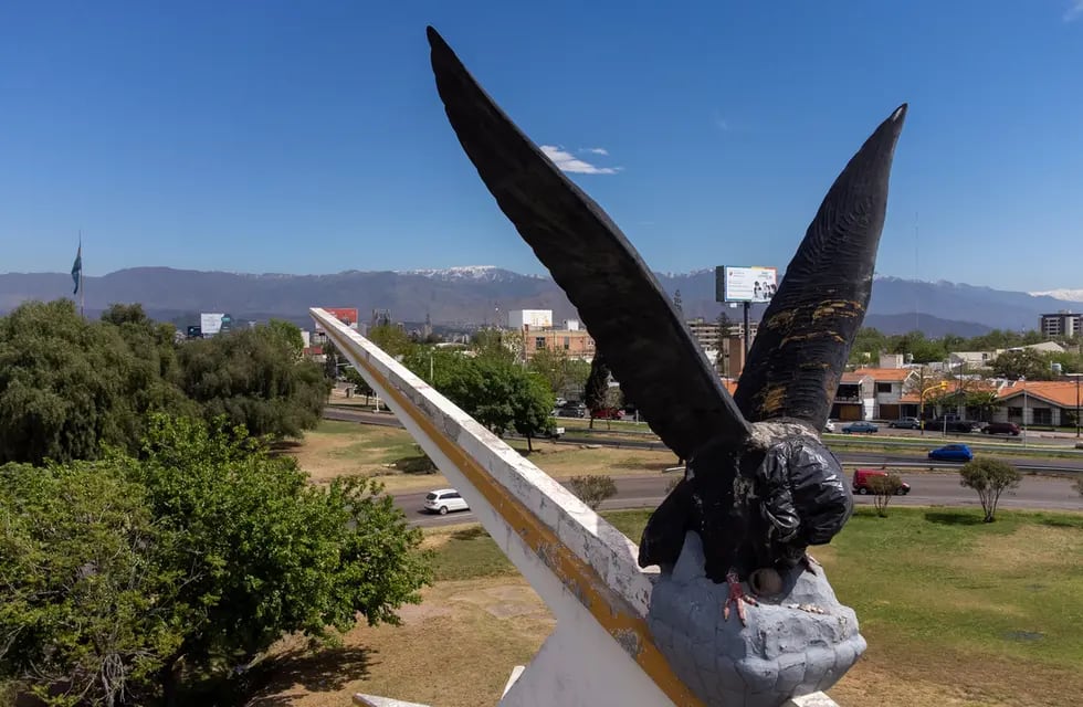 Monumento al Cóndor de Los AndesEmplazado en la intesección del Acceso Sur y Acceso Este del ingreso a la ciudad de Mendoza Foto: Ignacio Blanco / Los Andes 