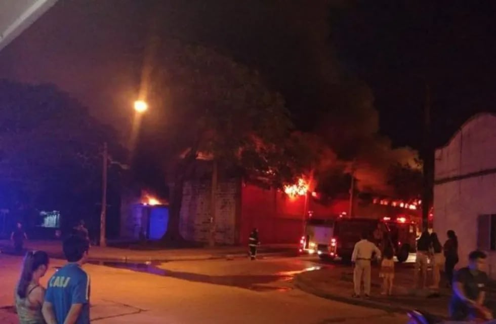 Voraz incendio en el Mercado Municipal de Corrientes. (Foto: El Litoral)