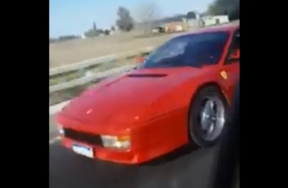 La el conductor de la Ferrari tras el choque fue demorado en Villa Constitución. (Captura de pantalla)