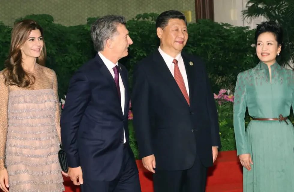 GRA151. PEKu00cdN, 14/05/2017.- El presidente chino, Xi Jinping (2d), y su esposa Peng Liyuan (d), posan junto al presidente argentino, Mauricio Macri (2i), y su esposa, Juliana Awada (i), antes de la cena que ofrecen en el 