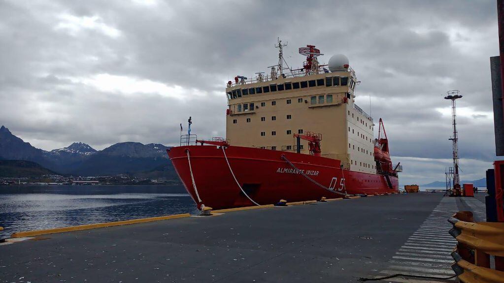 El Rompehielos A.R.A "Almirante Irizar" llegó a la ciudad de Ushuaia, luego de cumplir una navegación y misiones logísticas en la Antártida.