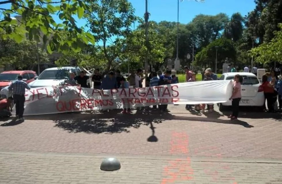 Los empleados despedidos de Eyelit y Alpargatas, aún negocian con el Gobierno de Catamarca