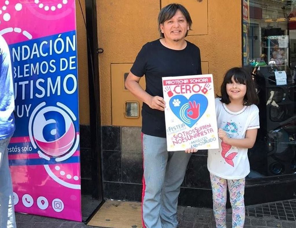 El artista plástico Ariel Cortéz se sumó a la campaña de la fundación "Hablemos de autismo - Jujuy"