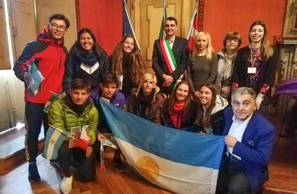 Los ocho jóvenes rafaelinos que fueron recibidos en Fossano (Prensa Municipalidad de Rafaela)