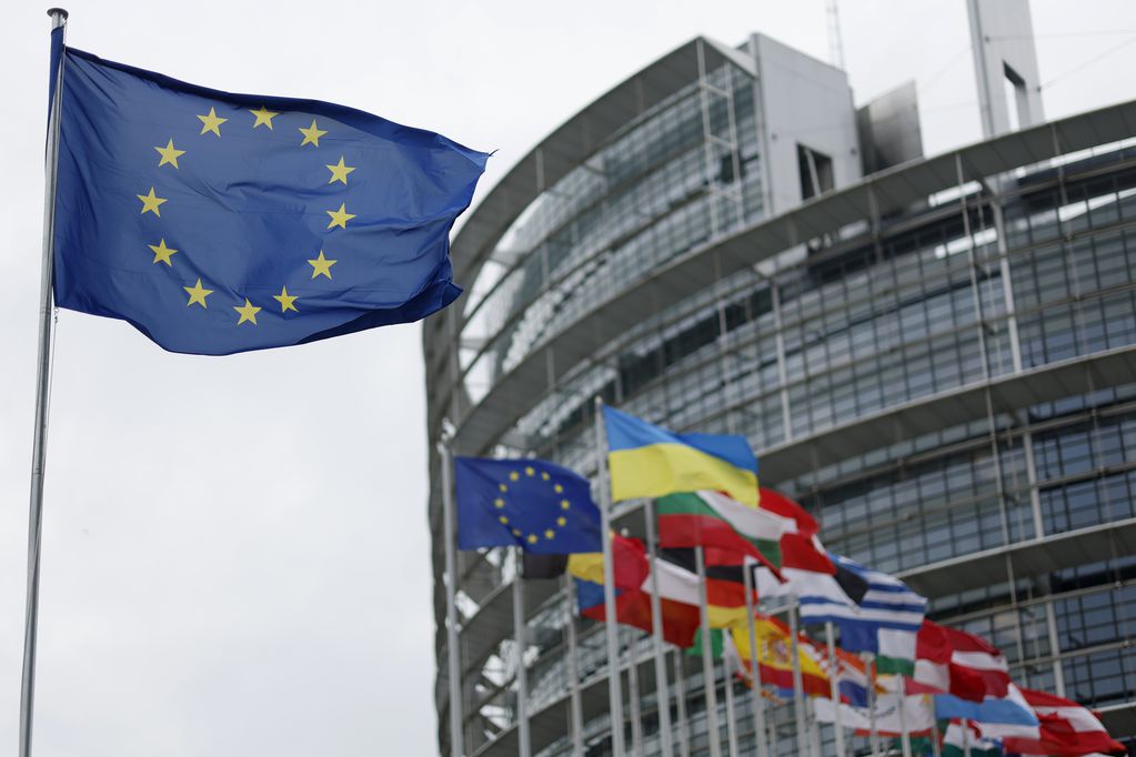 ARCHIVO - La bandera de la Unión Europea frente al edificio del Parlamento Europeo en Estrasburgo. (AP Foto/Jean-Francois Badias, Archivo)