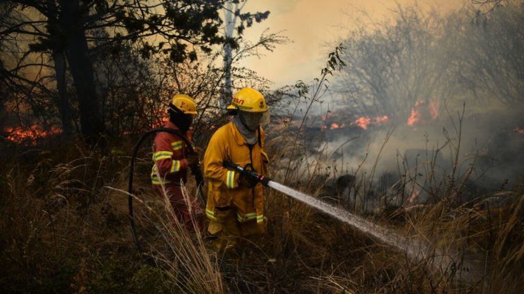 Bomberos combaten el fuego en la zona de Bosque Alegre para evitar que llegue a viviendas. (Pedro Castillo)