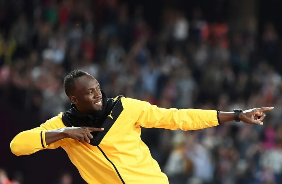 Jamaica's Usain Bolt does his trademark gesture as he takes part in a lap of honour on the final day of the 2017 IAAF World Championships at the London Stadium in London on August 13, 2017. / AFP PHOTO / Jewel SAMAD londres inglaterra usain bolt atletismo campeonato mundial atletismo atletas