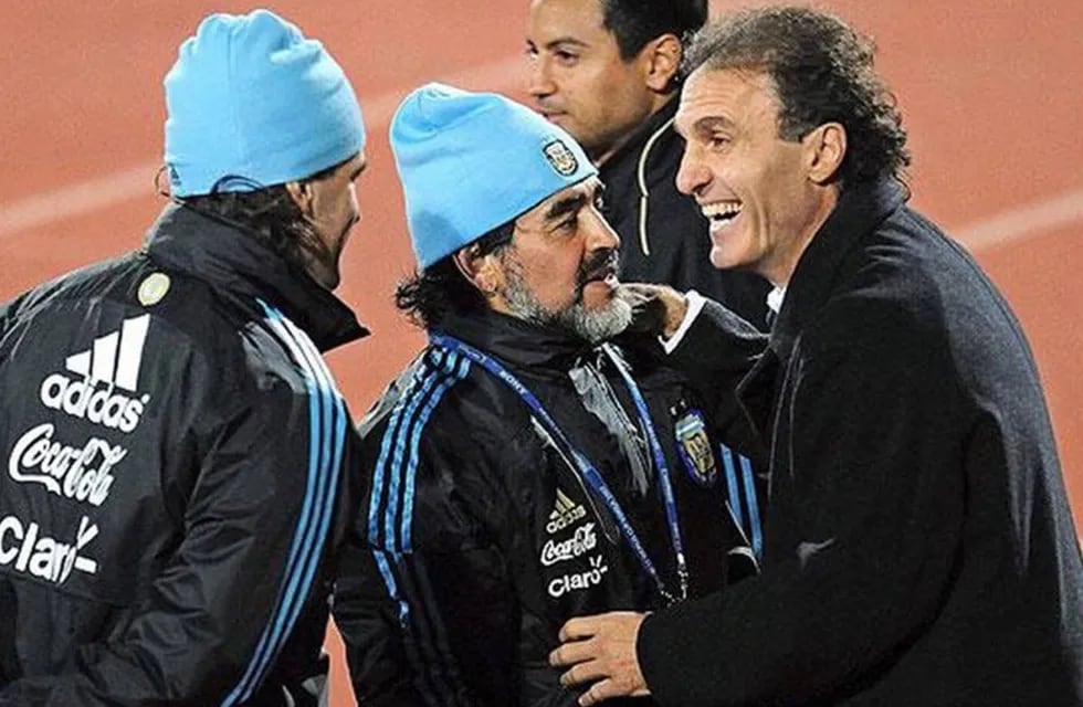 Maradona junto a Ruggeri en Sudáfrica 2010 (Prensa)