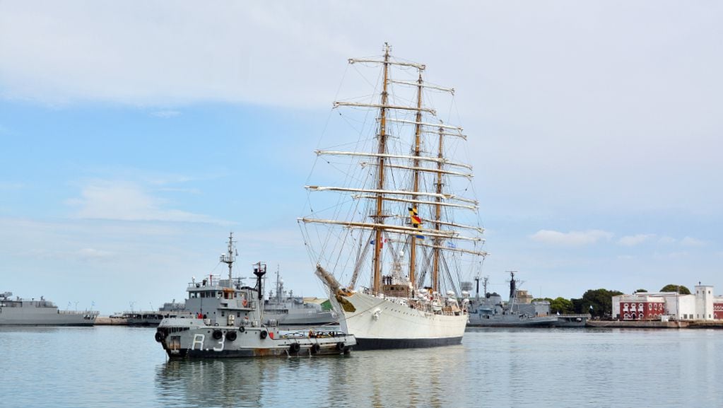 La Fragata ARA “Libertad” realizó prueba de máquinas en el mar