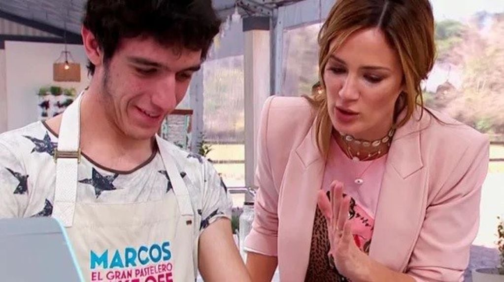 Marcos junto a Paula Chaves en "Bake Off Argentina" (Captura)