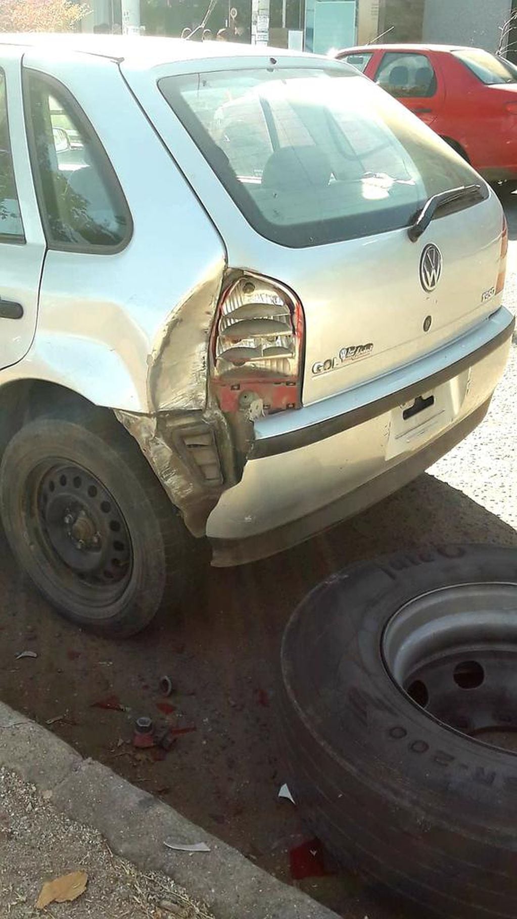 Un Volkswagen Gol fue uno de los vehículos impactados por uno de los neumáticos.