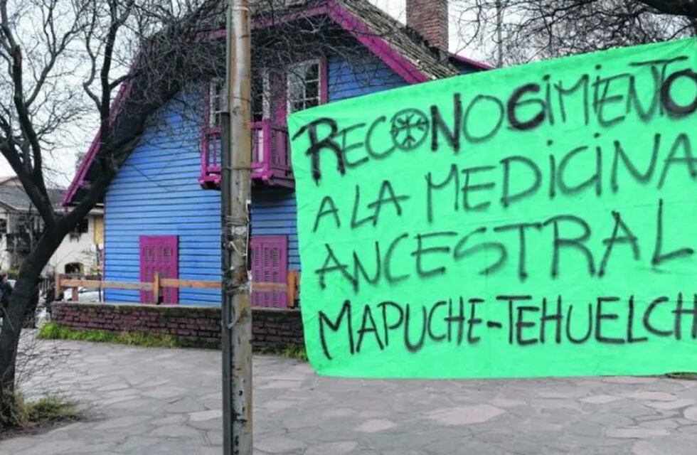 Pancarta protesta mapuche Una de las protestas mapuches frente a la sede de Senasa en Bariloche. Fotografía: Archivo