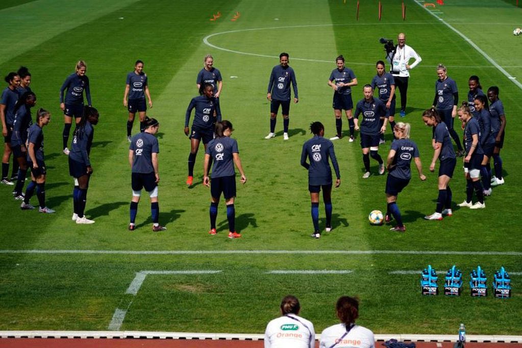 La selección anfitriona, Francia, entrenando antes del partido inaugural ante Corea del Sur (Lionel BONAVENTURE / AFP)