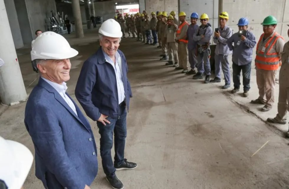 Macri y Morales, con los trabajadores que construyen el nuevo aeropuerto en Jujuy.