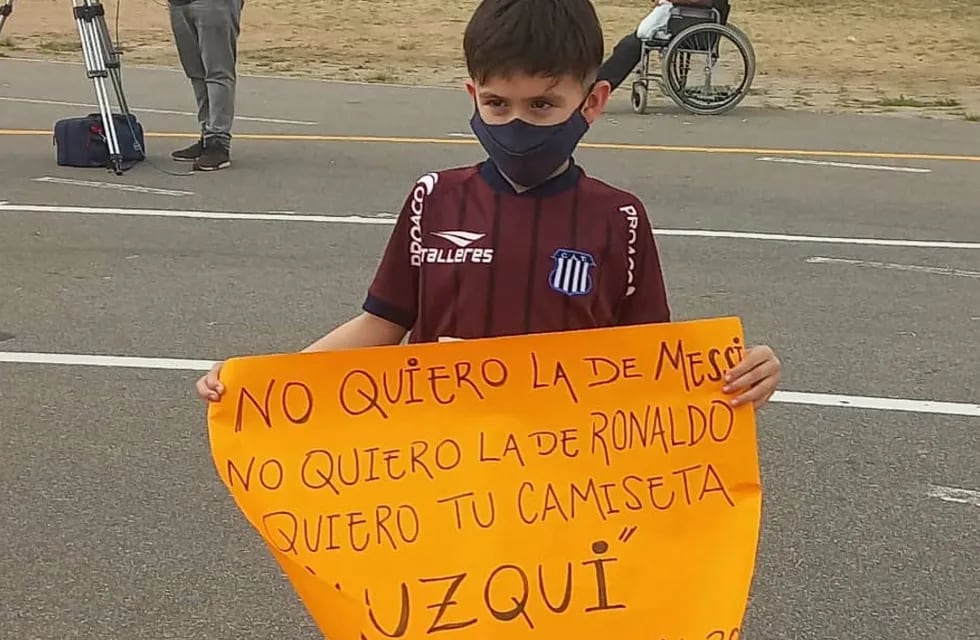 El pequeño de 6 años le había mostrado el cartel a Carlos Auzqui y el jugador le arrojó su camiseta. (Foto: Pasión Albiazul)