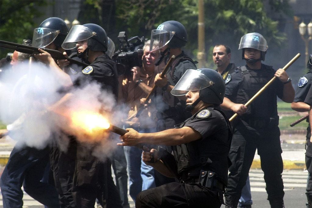 La policía dispara en medio de las protestas en Plaza de Mayo durante la crisis del 2001.