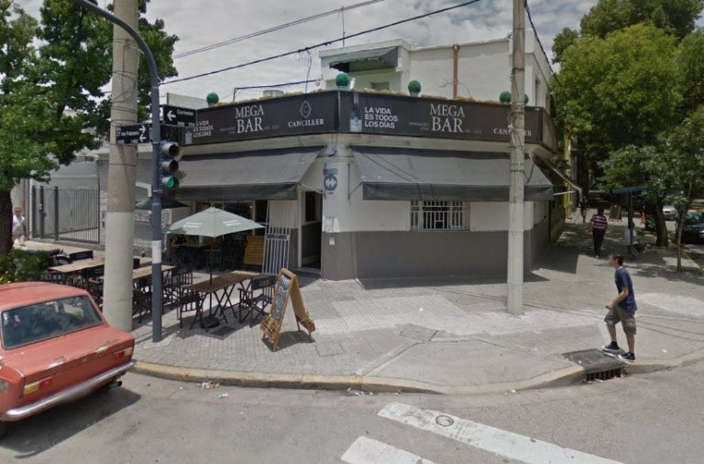 La pareja de ancianos fueron abandonados en 27 de Febrero y Corrientes. (Google Street View)