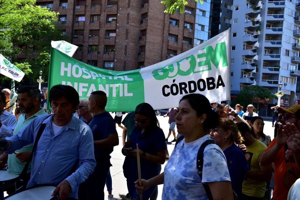 Protesta del Suoem frente al Palacio 6 de Julio, en Córdoba. (José Gabriel Hernández / la Voz)