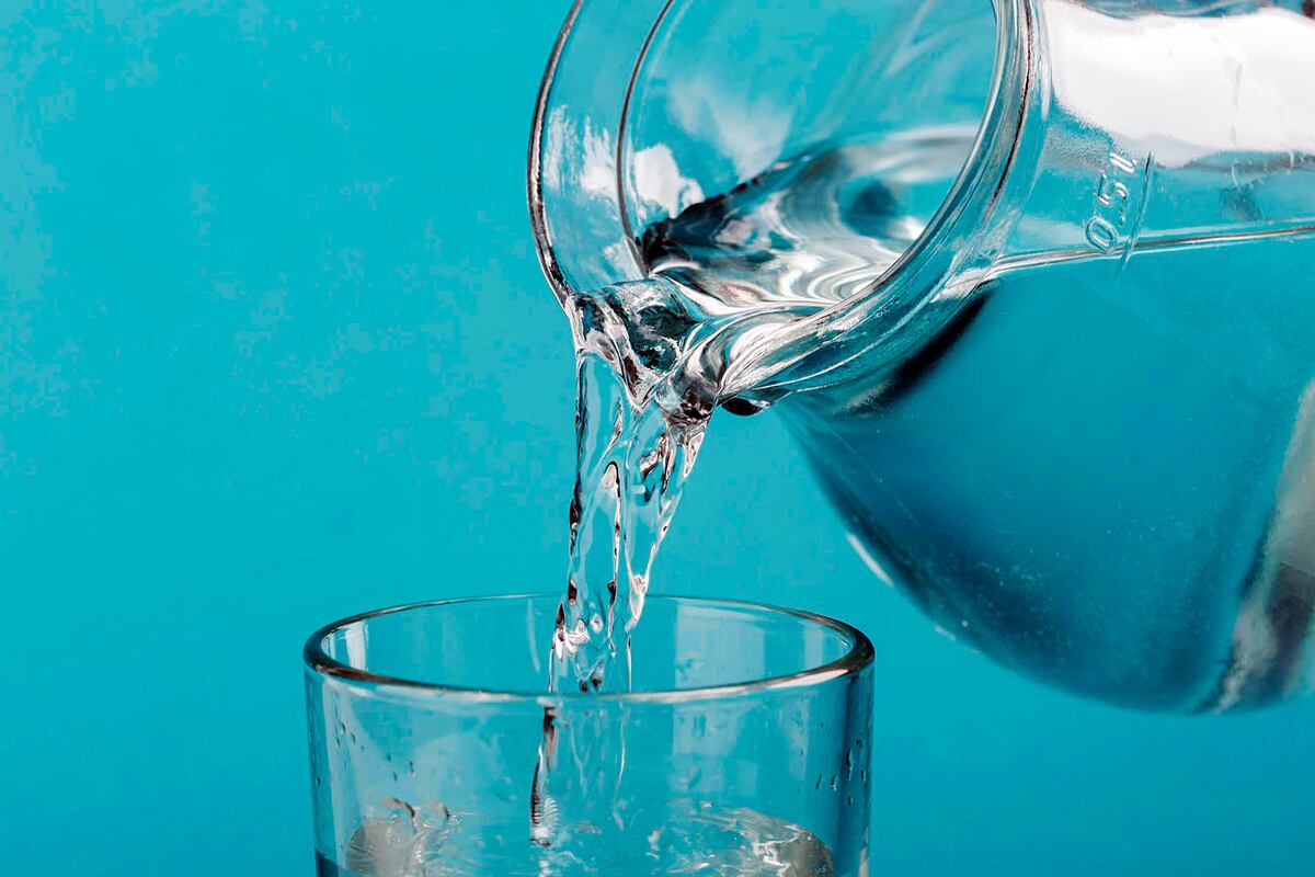 Qué significa soñar con agua clara, turbia o en movimiento, según la psicología thumbnail