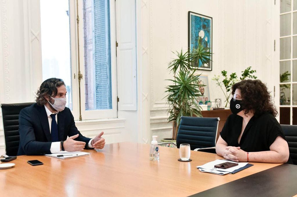 Ciudad de Buenos Aires: El jefe de Gabinete, Santiago Cafiero (i.), mantuvo hoy la primera reunión de trabajo con la ministra de Salud, Carla Vizzotti, con eje en el plan de vacunación contra el coronavirus.