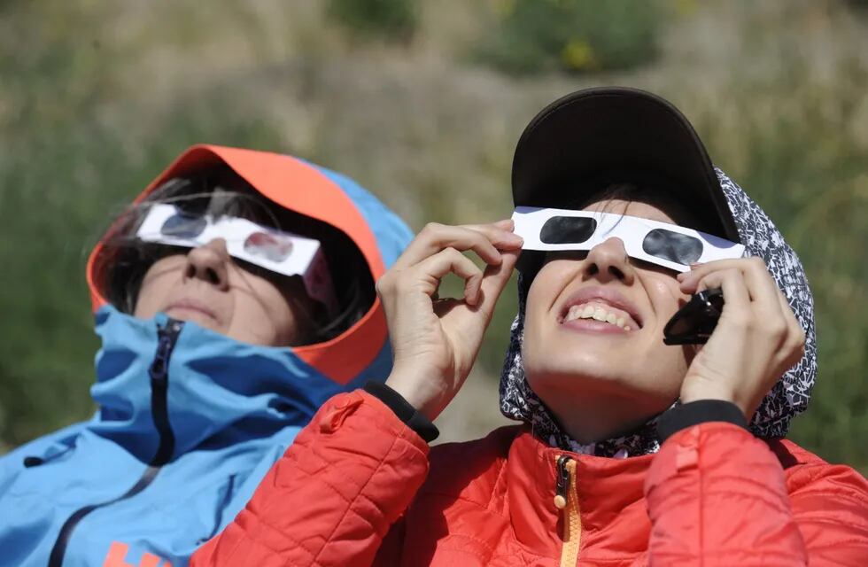 Turistas y periodistas disfrutan del eclipse solar total en Piedra del Águila, Neuquén. (Clarín)